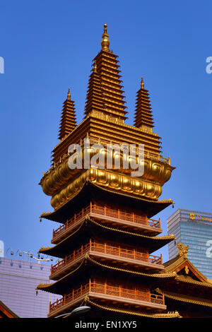Torre di oro su Jing'an tempio Buddista sulla West Nanjing Road in Jingan, Shanghai, Cina Foto Stock