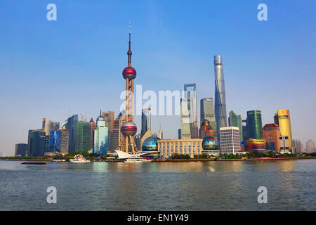 Vista generale di Pudong skyline della città di Shanghai con la Oriental Pearl TV Tower, Shanghai, Cina Foto Stock