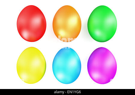 Multi colore uova di Pasqua nella riga isolata su sfondo bianco Foto Stock
