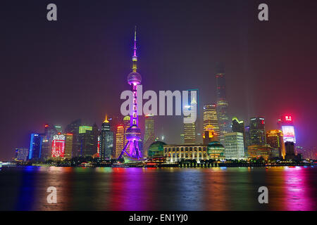 Vista generale di Pudong skyline della città di Shanghai di notte con la Oriental Pearl TV Tower, Shanghai, Cina Foto Stock