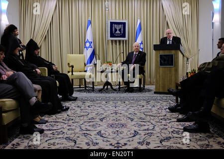 Gerusalemme, Israele. 26 apr 2015. Console armena in Israele, TSOLAG MOMJIAN (R), gli indirizzi del presidente dello Stato di Israele, REUVEN RIVLIN (C), in occasione di una riunione nella residenza del Presidente. Il Presidente ha ospitato il console, il Patriarca Armeno di Gerusalemme, NOURHAN MANOUGIAN (estrema sinistra), e i leader della comunità armena per discutere la creazione di un funzionario israeliano il giorno del ricordo del genocidio armeno, in occasione del centenario di eventi. Foto Stock