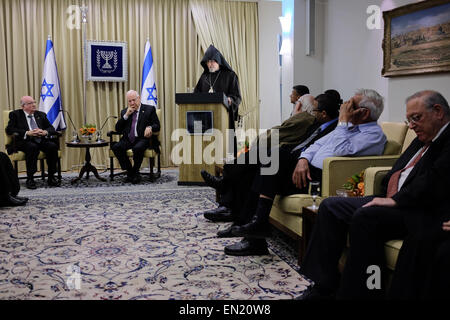 Gerusalemme, Israele. 26 apr 2015. L Arcivescovo ARIS SHIRVANIAN (R) Indirizzi del Presidente dello Stato di Israele, REUVEN RIVLIN (C), e gli ospiti, in occasione di una riunione nella residenza del Presidente. Il Presidente ha ospitato il console armeno in Israele, TSOLAG MOMJIAN (L), il Patriarca Armeno di Gerusalemme, Manougian, e i leader della comunità armena per discutere la creazione di un funzionario israeliano il giorno del ricordo del genocidio armeno, in occasione del centenario di eventi. Foto Stock