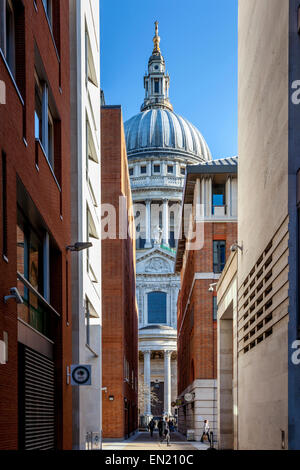 La Cattedrale di St Paul e presa da un lato della strada di Londra, Inghilterra Foto Stock