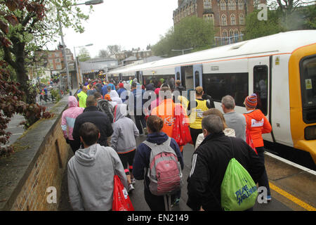 ​​London, UK. Il 26 aprile 2015. ​Hundreds​ prepararsi a ​undertake il 26 mile​ eseguire of​ l annuale London Marathon.Il 3​5​th maratona di Londra è sponsorizzato by​ Money​ vergine e detiene il Guinness world record come il più grande fondo annuale evento di sollevamento nel world​. Corso records​ sono 2:04:29 (2014) Wilson Kipsang​ and​ sulla donna: 2:15:25 (2003) Paula Radcliffe.​ Photo credit: David mbiyu/Alamy Live News Foto Stock