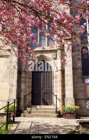 La Chiesa di Cristo circondato dalla molla blossom, Sowerby Bridge, West Yorkshire Foto Stock