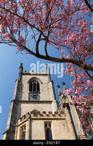 La Chiesa di Cristo circondato dalla molla blossom, Sowerby Bridge, West Yorkshire Foto Stock