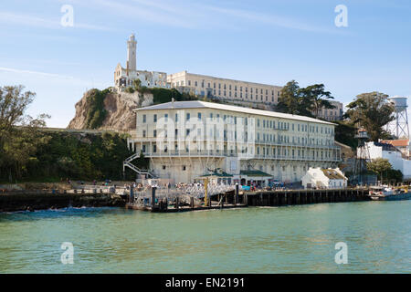 Avvicinando il penitenziario di Alcatraz isola prigione in barca Foto Stock