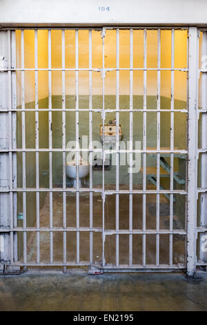 Vista dentro il penitenziario di Alcatraz cella di prigione che mostra minimo impianti Foto Stock