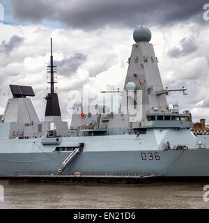 Greenwich, Londra, Regno Unito, 26 Aprile, 2015. La Royal Navy di HMS Defender è ormeggiata nel Tamigi a Greenwich. Ella è la quinta della marina di tipo 45 cacciatorpediniere e tornò dal suo maiden deployment in Medio Oriente nel dicembre 2014. Ci sono visite guidate in questo fine settimana. Credito: Eden Breitz/Alamy Live News Foto Stock