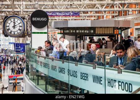 Cafe e il piazzale di stazione Waterloo di Londra, Inghilterra Foto Stock