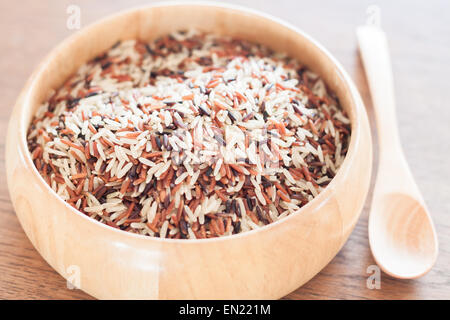 Secchi organici Multi chicco di riso nel recipiente di legno, stock photo Foto Stock