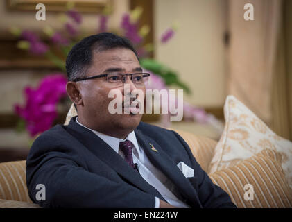 Kuala Lumpur. 23 apr, 2015. Foto realizzata il 23 aprile 2015 illustra Idris Haron, Chief Minister di Malacca, riceve un'intervista in esclusiva da Xinhua in Malacca, Malesia. La Cina-led "Silk Road cinghia economica' e il 'xxi secolo Maritime Silk Road' iniziative, anche noto come 'la cinghia e la strada', dovrebbe offrire maggiori opportunità di Malacca per potenziare la sua economia, Idris Haron detto. © Egli Jingjia/Xinhua/Alamy Live News Foto Stock