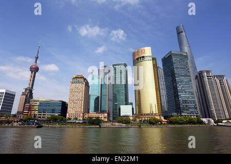 Vista generale di Pudong skyline della città di Shanghai con la Oriental Pearl TV Tower, Shanghai, Cina Foto Stock