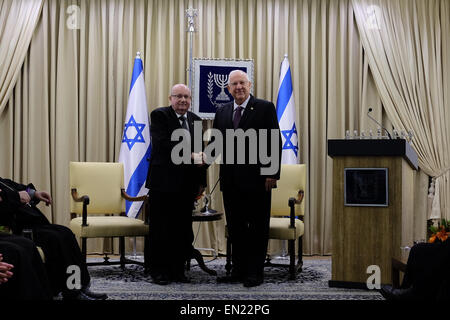 Gerusalemme, Israele. 26 apr 2015. Il Presidente dello Stato di Israele, REUVEN RIVLIN (R), scuote le mani e accoglie con favore l'Armeno Consul in Israele, TSOLAG MOMJIAN (L), in occasione di una riunione nella residenza del Presidente. Il Presidente ha ospitato il console, il Patriarca Armeno di Gerusalemme, Manougian, e i leader della comunità armena per discutere la creazione di un funzionario israeliano il giorno del ricordo del genocidio armeno, in occasione del centenario di eventi. Foto Stock