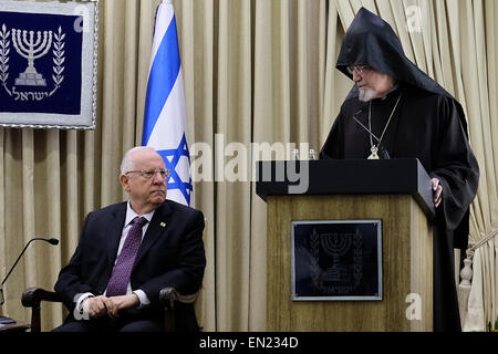 Gerusalemme, Israele. 26 apr 2015. L Arcivescovo ARIS SHIRVANIAN (R) Indirizzi del Presidente dello Stato di Israele, REUVEN RIVLIN (L), e gli ospiti, in occasione di una riunione nella residenza del Presidente. Il Presidente ha ospitato il console armeno in Israele, Momjian, il Patriarca Armeno di Gerusalemme, Manougian, e i leader della comunità armena per discutere la creazione di un funzionario israeliano il giorno del ricordo del genocidio armeno, in occasione del centenario di eventi. Foto Stock