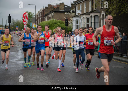 Londra, Regno Unito. Aprile 26, 2015 - Paula Radcliffe termina la maratona di Londra in altamente rispettivi 2:36,55 come lei si unisce a guide di massa Credito: Velar concedere/ZUMA filo/ZUMAPRESS.com/Alamy Live News Foto Stock