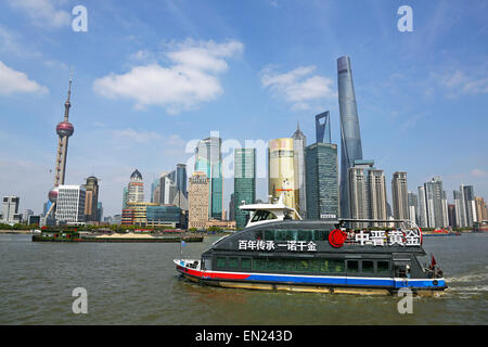 Vista generale di Pudong skyline della città di Shanghai con la Oriental Pearl TV Tower, Shanghai, Cina Foto Stock