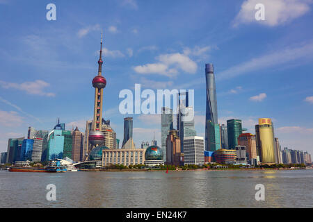 Vista generale di Pudong skyline della città di Shanghai con la Oriental Pearl TV Tower, Shanghai, Cina Foto Stock