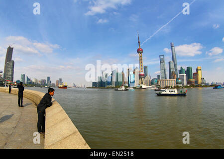 Vista generale di Pudong skyline della città di Shanghai con la Oriental Pearl TV Tower, Shanghai, Cina Foto Stock