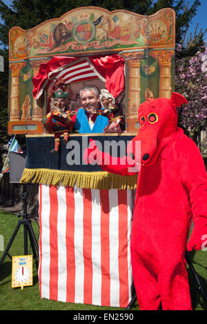 Tradizionale Spettacolo di marionette LIVERPOOL, MERSEYSIDE REGNO UNITO 26 Aprile, 2015. Punch e Judy il Professor David Wilde & drago rosso presso il St George's Day Festival tenutosi al St George's trimestre, una zona della città descritto come l'unico centro storico di Liverpool. Foto Stock