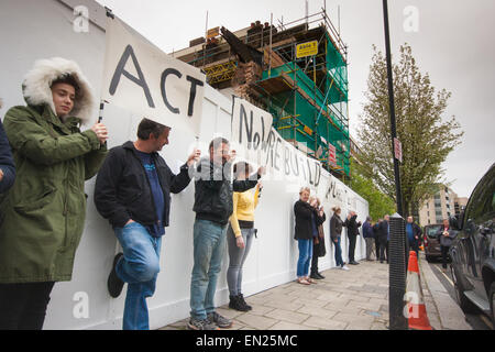 Maida Vale, London, 26 aprile 2015. Decine di residenti locali e assidui frequentatori di raccogliere al di fuori il tanto amato, parzialmente demolito Carlton Tavern a Maida Vale per protestare contro la sua improvvisa e demolizioni illegali dagli sviluppatori di proprietà. Essi esigono che il pub, ricostruita nel 1920 a seguito di una guerra mondiale uno Zeppelin bombardamento è ancora una volta ricostruita mattone-da-mattone, dicendo che le eventuali multe da parte del consiglio avrà een scomposto nel bilancio dello sviluppo. Foto Stock