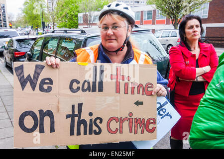 Maida Vale, London, 26 aprile 2015. Decine di residenti locali e assidui frequentatori di raccogliere al di fuori il tanto amato, parzialmente demolito Carlton Tavern a Maida Vale per protestare contro la sua improvvisa e demolizioni illegali dagli sviluppatori di proprietà. Essi esigono che il pub, ricostruita nel 1920 a seguito di una guerra mondiale uno Zeppelin bombardamento è ancora una volta ricostruita mattone-da-mattone, dicendo che le eventuali multe da parte del consiglio avrà een scomposto nel bilancio dello sviluppo. Foto Stock