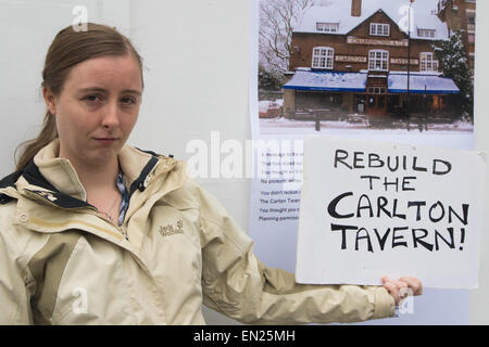 Maida Vale, London, 26 aprile 2015. Decine di residenti locali e assidui frequentatori di raccogliere al di fuori il tanto amato, parzialmente demolito Carlton Tavern a Maida Vale per protestare contro la sua improvvisa e demolizioni illegali dagli sviluppatori di proprietà. Essi esigono che il pub, ricostruita nel 1920 a seguito di una guerra mondiale uno Zeppelin bombardamento è ancora una volta ricostruita mattone-da-mattone, dicendo che le eventuali multe da parte del consiglio avrà een scomposto nel bilancio dello sviluppo. Foto Stock