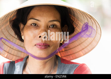 Una donna vietnamita indossando il tradizionale cappello conico Foto Stock