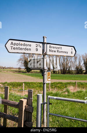 Segno di direzione per Appledore Tenterden Brenzett nuovo Romney Ashford e Warehorne Kent England Foto Stock