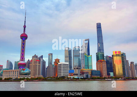 Vista generale di Pudong skyline della città di Shanghai con la Oriental Pearl TV Tower, Shanghai, Cina Foto Stock