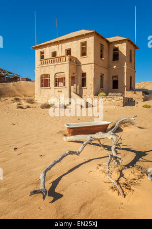 Una casa abbandonata in Kolmanskop, un ex città di diamante in Namibia. Foto Stock