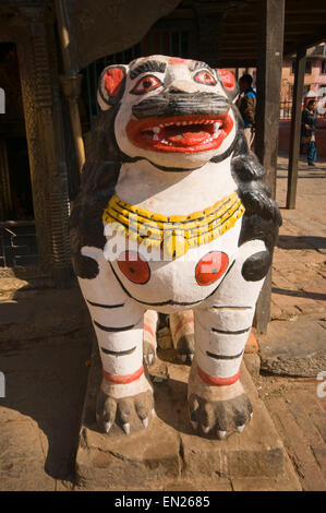 Il Nepal, Kathmandu, Patan Tempio d'Oro (Suwarna Mahavihara monastero Buddista, xv secolo o precedente), demon statua Foto Stock