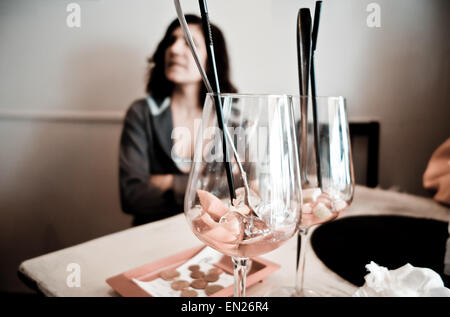 La donna nel bar in attesa, due bicchieri vuoti di sangria in primo piano, con Bill pagato accanto ad essa, Spagna. Foto Stock