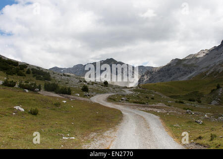 Piz Pravader, Val Mora, Val Mustair, Svizzera Engadina Alpi Scuol a piedi la via verso il picco di montagna nella distanza Foto Stock
