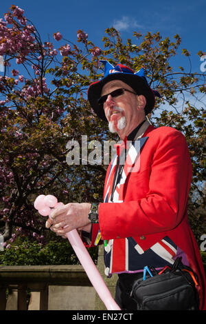 La modellazione del palloncino entertainer in Liverpool, Merseyside Regno Unito 26 aprile, 2015. Signor Steve Arden, animatore di bambini presso il St George's Day Festival tenutosi al St George's trimestre, una zona della città descritto come l'unico centro storico di Liverpool. Foto Stock