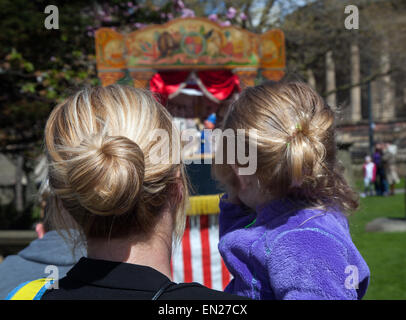 Punch e Judy chiosco a Liverpool, Merseyside, madre e figlia che guarda il Punch & Judy show presso il St George's Day Festival tenutosi al St George's trimestre, Liverpool. Foto Stock