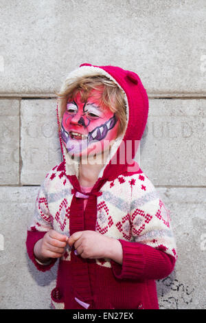 Liverpool, Merseyside, Regno Unito 26 aprile 2015. Felice, divertente, dipinta volti di Beth Johnson, 4 anni, godendo di guardare Punch & Judy spettacolo al St George's Day Festival che si tiene nella zona del quartiere di St George's della città, un'area è descritta come l'unico, storico cuore di intrattenimento di Liverpool. Foto Stock