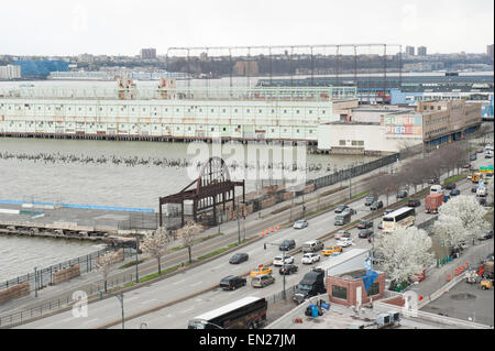 Pier 54 e la West Side Highway come visto dal Whitney Museum of American Art in Manhattan Meatpacking District. Foto Stock