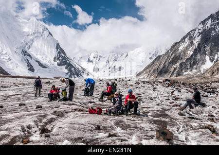 Trekking nel Karakoram Escursionisti di montagna in appoggio sul ghiacciaio Vigne Foto Stock