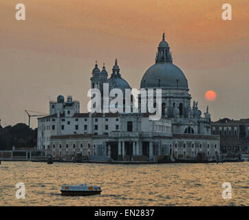 Venezia, Provincia di Venezia, Italia. Il 7 ottobre, 2004. Il sole tramonta dietro il famoso del XVII secolo a cupola barocca di Santa Maria della Salute, una chiesa cattolica romana e la basilica, emblematico della città di Venezia e il suo skyline, in piedi sul dito stretto di Punta della Dogana, tra il Canal Grande e il Canale della Giudecca al Bacino di San Marco (Bacino di San Marco). Venezia è una delle più popolari destinazioni turistiche internazionali. © Arnold Drapkin/ZUMA filo/Alamy Live News Foto Stock