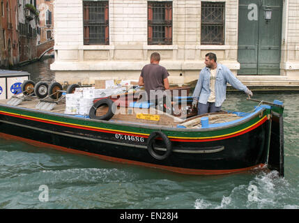 Venezia, Provincia di Venezia, Italia. Il 7 ottobre, 2004. I lavoratori del trasporto merci sterzare le loro canal barcone sul Canal Grande a Venezia. Venezia è una delle più popolari destinazioni turistiche internazionali. © Arnold Drapkin/ZUMA filo/Alamy Live News Foto Stock