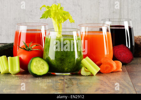 Occhiali con organici freschi succhi di vegetali su un tavolo di legno. Dieta Detox Foto Stock