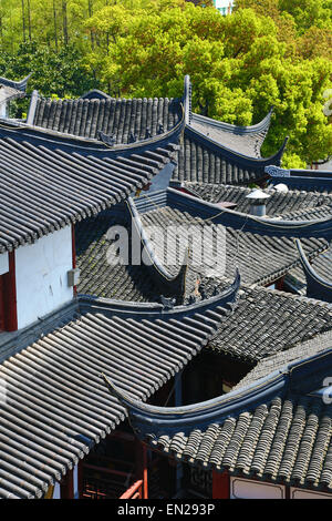 Black piastrelle di tetti di edifici tradizionali della città vecchia, Shanghai, Cina Foto Stock