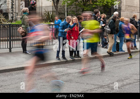 Londra, Regno Unito. Il 26 aprile 2015. Due miglia da percorrere per quasi 38.000 corridori che hanno preso parte alla Vergine denaro maratona di Londra. Credito: Stephen Chung / Alamy Live News Foto Stock