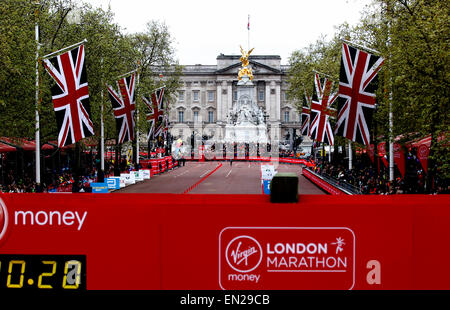 Londra, domenica, UK. 26 apr, 2015. Un atleta che corre in corrispondenza della XXXV Maratona di Londra, domenica 26 aprile, 2015. Credito: Han Yan/Xinhua/Alamy Live News Foto Stock