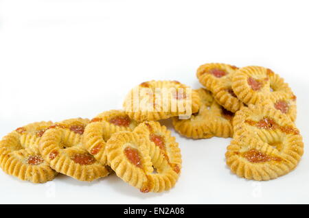 Mazzetto di tè biscotti con crema di fragole isolato Foto Stock