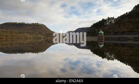 Una immagine a colori presi int egli mattina delle riflessioni nell'Elan Valley, vicino Rhayader in Galles Centrale della torre di deformazione Foto Stock