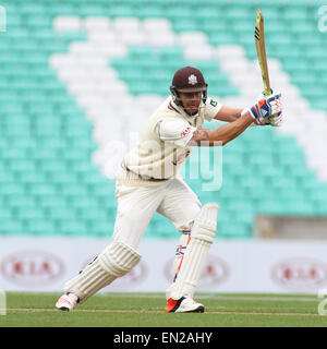 Londra, Regno Unito. 26 apr, 2015. Kevin Pietersen di Surrey batting durante il giorno uno della divisione due LV County Championship match tra Surrey ed Essex alla Kia Oval Cricket Ground, il 26 aprile 2015 a Londra, Inghilterra. Credito: Mitchell Gunn/ESPA/Alamy Live News Foto Stock