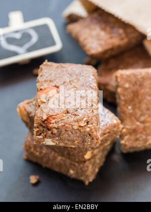 In casa organico gommoso sano muesli muesli barre di potenza con integrali di avena, anacardi burro, miele e noci, tagliato a dimensione del morso. Foto Stock