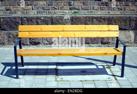 Sedile in legno banco in una strada di città in Ungheria Eger Foto Stock